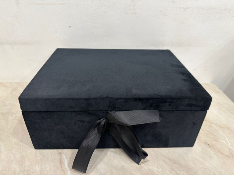 Customied valvet box with premium products - Image 2