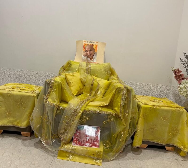 Blessing Guru Ji Cholas